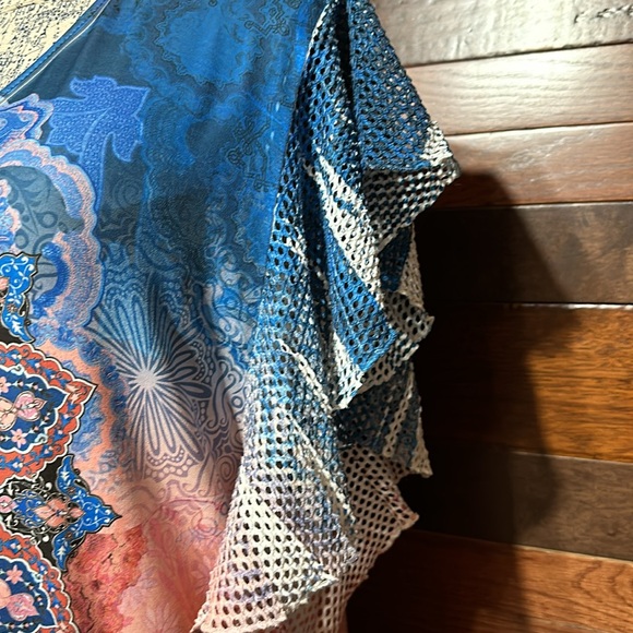 🌞NWOT Avenue V Neck Short Lacey Sleeve Blue and Pink Mandala Pattern Blouse - Picture 7 of 11